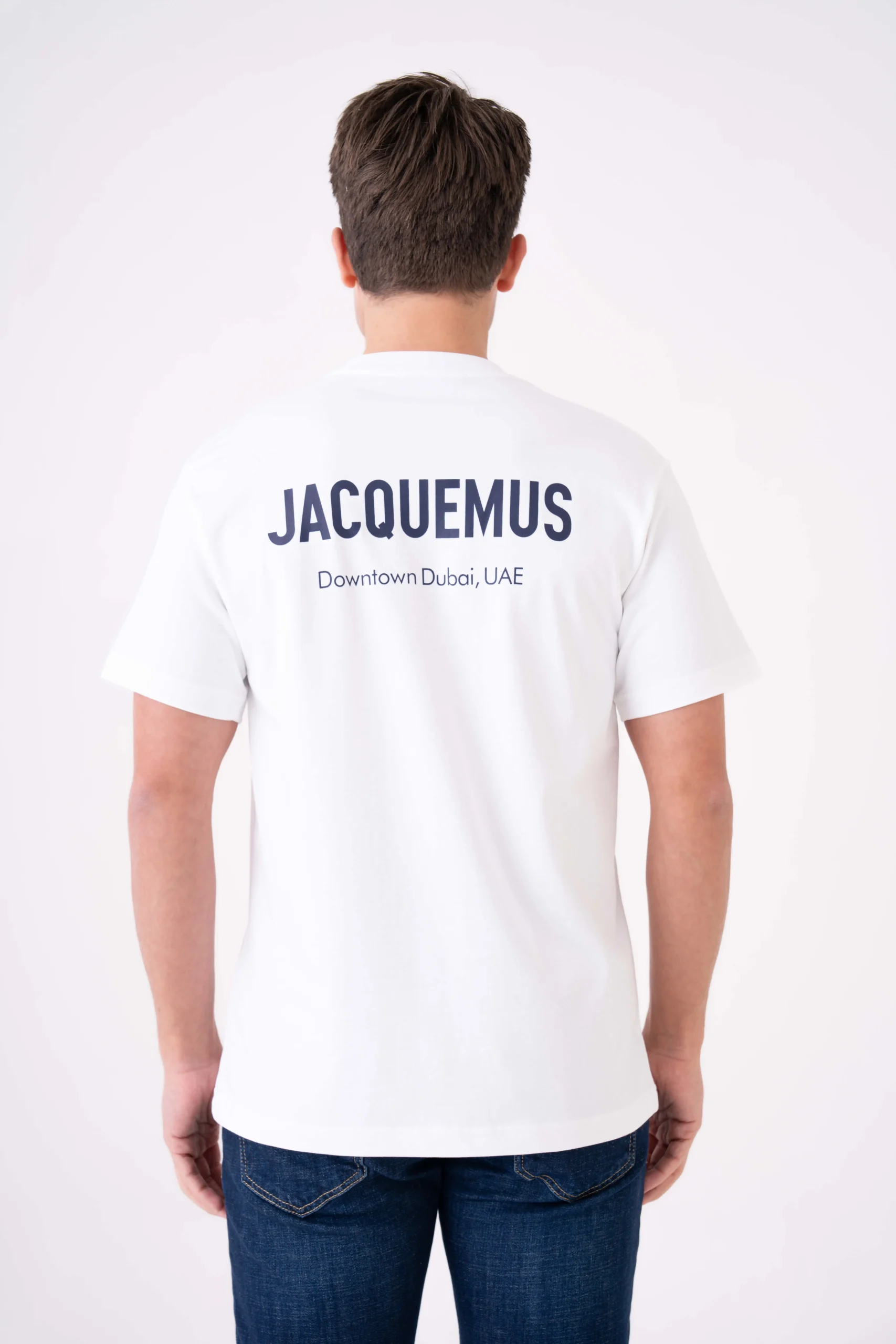 9subat-3131 Jacquemus 'The Dubai Adress' T-Shirt – Bild 1